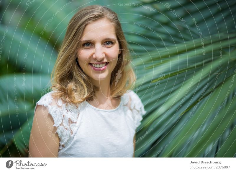 Ann-Sophie feminin Junge Frau Jugendliche Gesicht 1 Mensch 18-30 Jahre Erwachsene Natur Frühling Sommer Schönes Wetter Pflanze Blatt Garten Park Wald Urwald