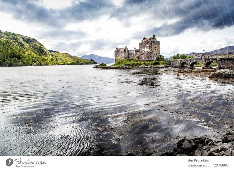 Eilean Donan Castle in Schottland II Wolken Felsvorsprung Küste Seeufer Flussufer Sommer Landschaft Felsen Bucht Pflanze Fjord Insel Europa Außenaufnahme