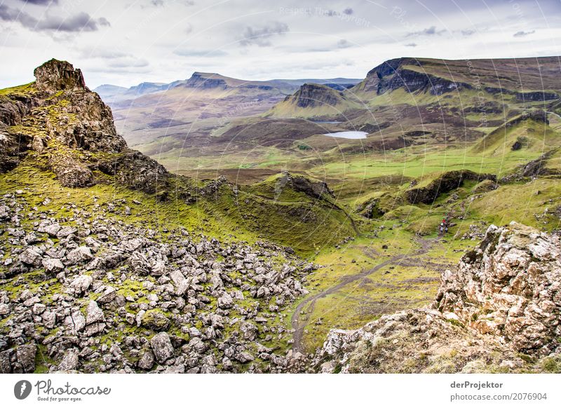 Blick vom the Quiraing auf Isle of Skye VIII Wolken Felsvorsprung Küste Seeufer Flussufer Sommer Landschaft Felsen Bucht Pflanze Fjord Insel Schottland Europa