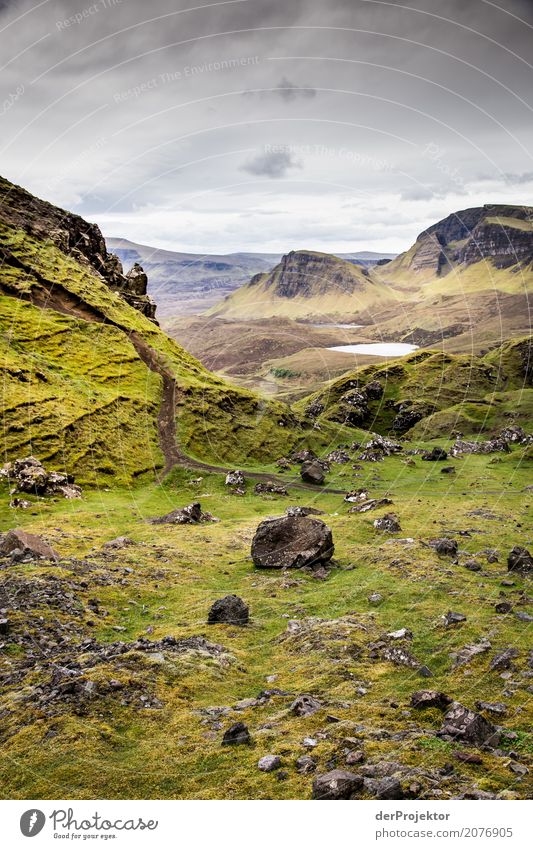 Blick vom the Quiraing auf Isle of Skye IX Wolken Felsvorsprung Küste Seeufer Flussufer Sommer Landschaft Felsen Bucht Pflanze Fjord Insel Schottland Europa