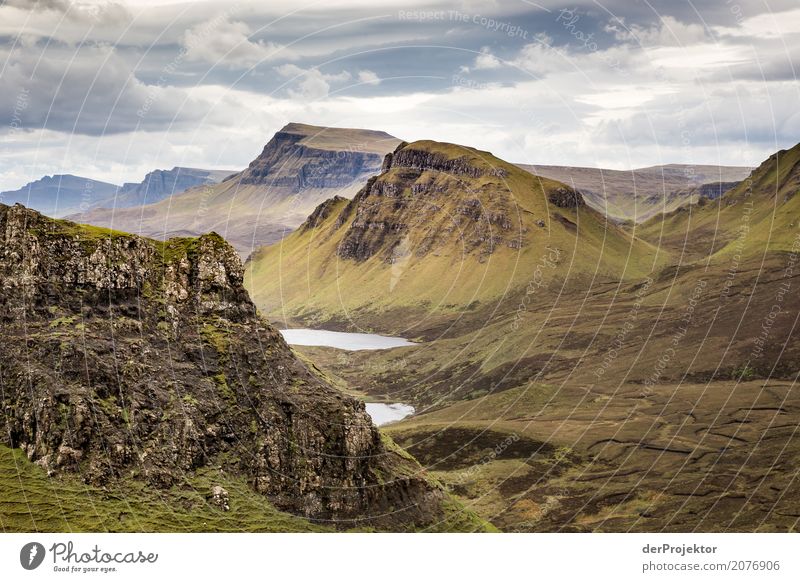 Blick vom the Quiraing auf Isle of Skye X Wolken Felsvorsprung Küste Seeufer Flussufer Sommer Landschaft Felsen Bucht Pflanze Fjord Insel Schottland Europa