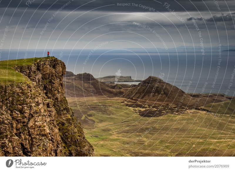 Blick mit Wanderer vom the Quiraing auf Isle of Skye Wolken Felsvorsprung Küste Seeufer Flussufer Sommer Landschaft Felsen Bucht Pflanze Fjord Insel Schottland