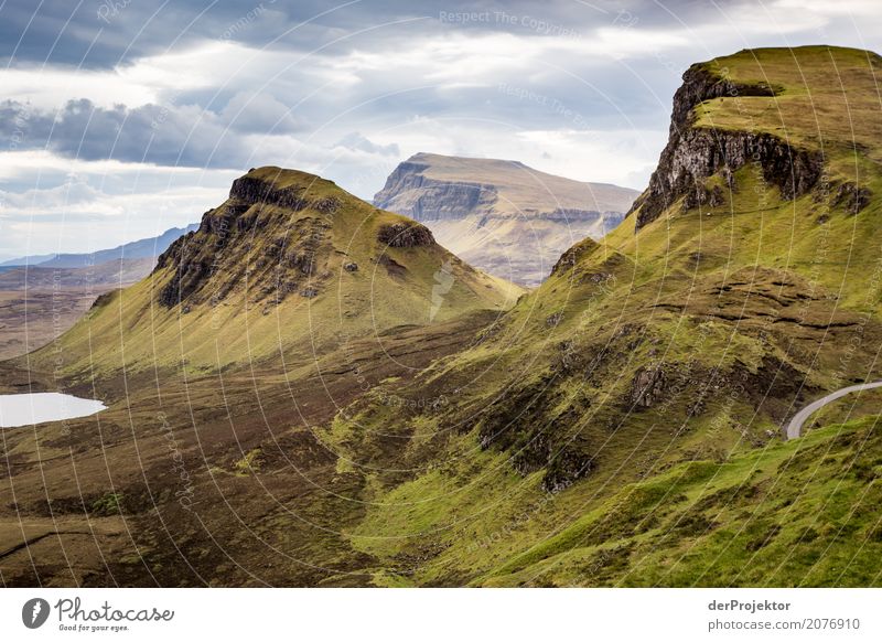 Blick vom the Quiraing auf Isle of Skye VI Wolken Felsvorsprung Küste Seeufer Flussufer Sommer Landschaft Felsen Bucht Pflanze Fjord Insel Schottland Europa