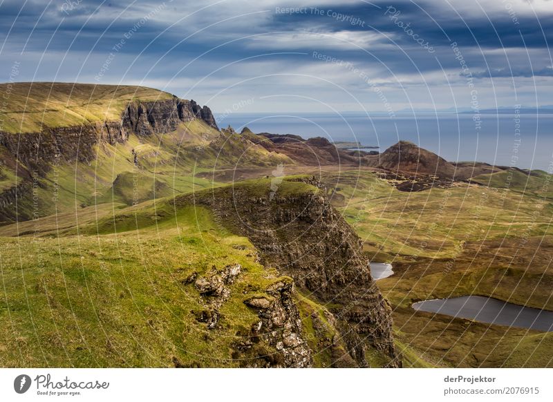 Blick vom the Quiraing auf Isle of Skye Wolken Felsvorsprung Küste Seeufer Flussufer Sommer Landschaft Felsen Bucht Pflanze Fjord Insel Schottland Europa