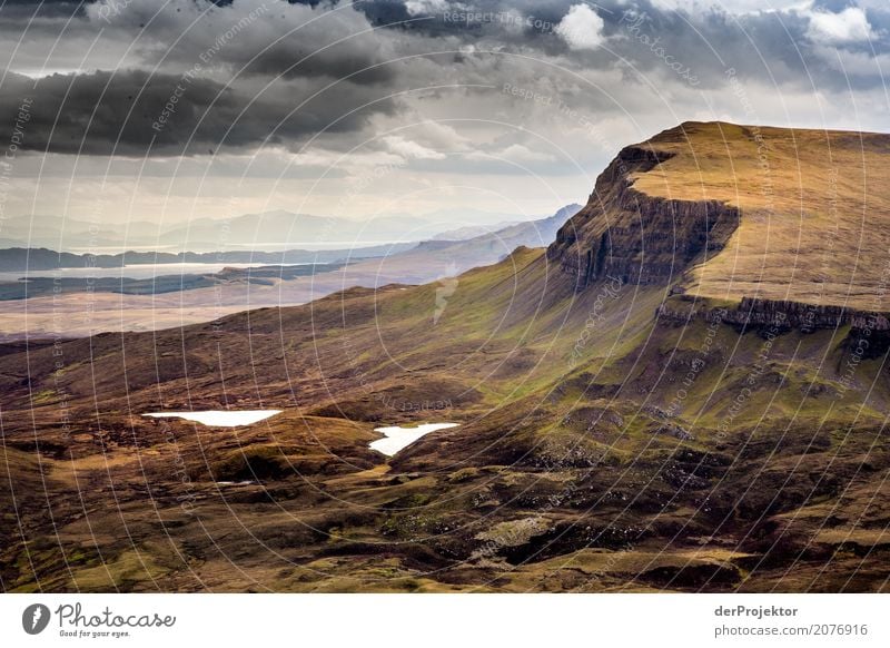 Blick vom the Quiraing auf Isle of Skye II Wolken Felsvorsprung Küste Seeufer Flussufer Sommer Landschaft Felsen Bucht Pflanze Fjord Insel Schottland Europa