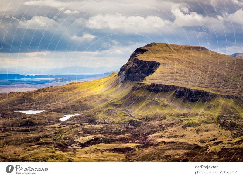 Blick vom the Quiraing auf Isle of Skye VII Wolken Felsvorsprung Küste Seeufer Flussufer Sommer Landschaft Felsen Bucht Pflanze Fjord Insel Schottland Europa