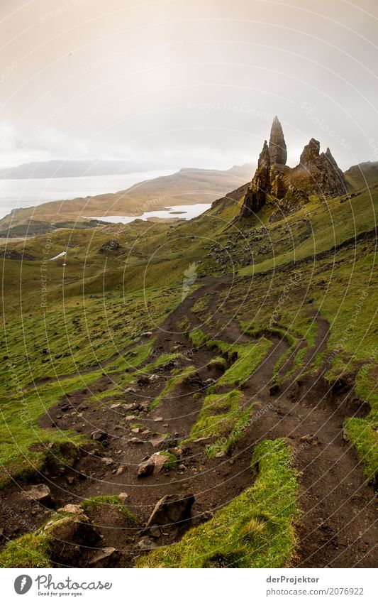 Old Man of Storr auf Isle of Skye IV Wolken Felsvorsprung Küste Seeufer Flussufer Sommer Landschaft Felsen Bucht Pflanze Fjord Insel Schottland Europa