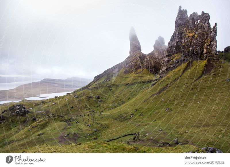 Old Man of Storr auf Isle of Skye I Wolken Felsvorsprung Küste Seeufer Flussufer Sommer Landschaft Felsen Bucht Pflanze Fjord Insel Schottland Europa