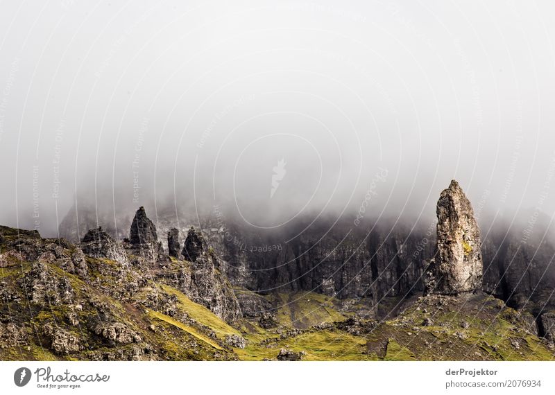 Old Man of Storr auf Isle of Skye II Wolken Felsvorsprung Küste Seeufer Flussufer Sommer Landschaft Felsen Bucht Pflanze Fjord Insel Schottland Europa