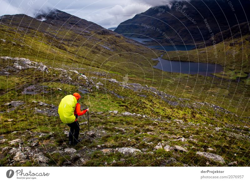 Wanderer auf Isle of Skye Wolken Felsvorsprung Küste Seeufer Flussufer Sommer Landschaft Felsen Bucht Pflanze Fjord Insel Schottland Europa Außenaufnahme