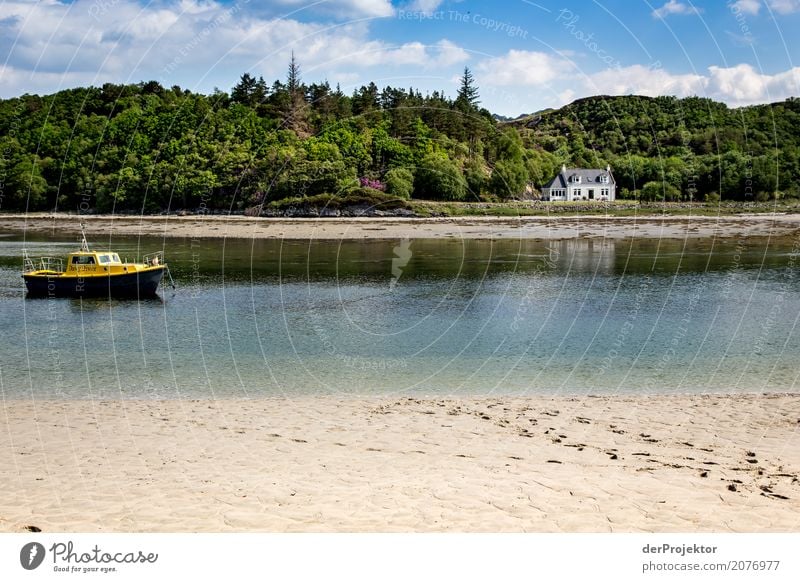 Boot und Cottage irgendwo in Schottland Wolken Felsvorsprung Küste Seeufer Flussufer Sommer Landschaft Felsen Bucht Pflanze Fjord Insel Europa Außenaufnahme