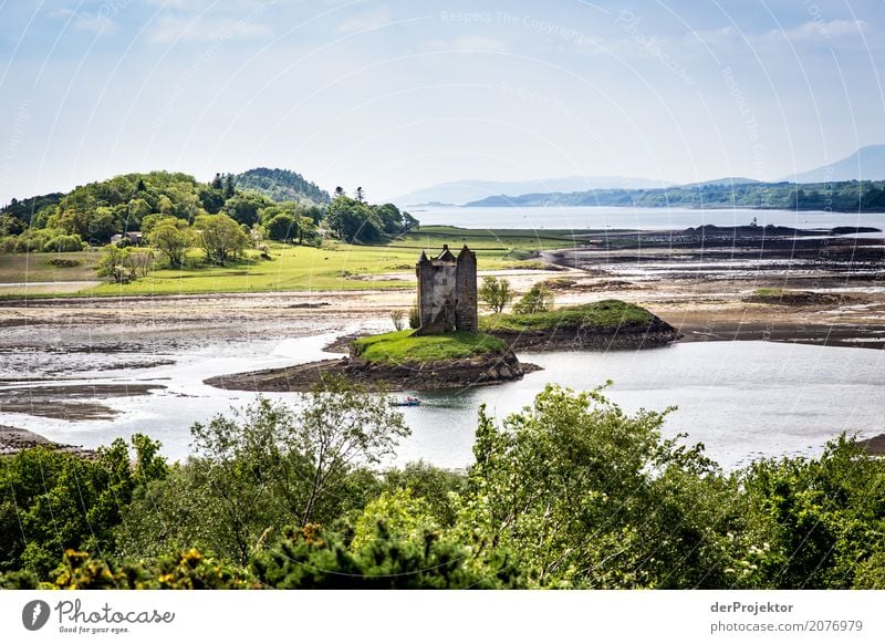 Eilean Donan Castle in Schottland Wolken Felsvorsprung Küste Seeufer Flussufer Sommer Landschaft Felsen Bucht Pflanze Fjord Insel Europa Außenaufnahme