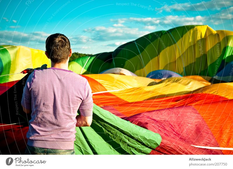 Stoffmeer Ballonfahrt Sommer maskulin Junger Mann Jugendliche Erwachsene Leben 1 Mensch 18-30 Jahre Ballone Abenteuer mehrfarbig Farbfoto Außenaufnahme Tag