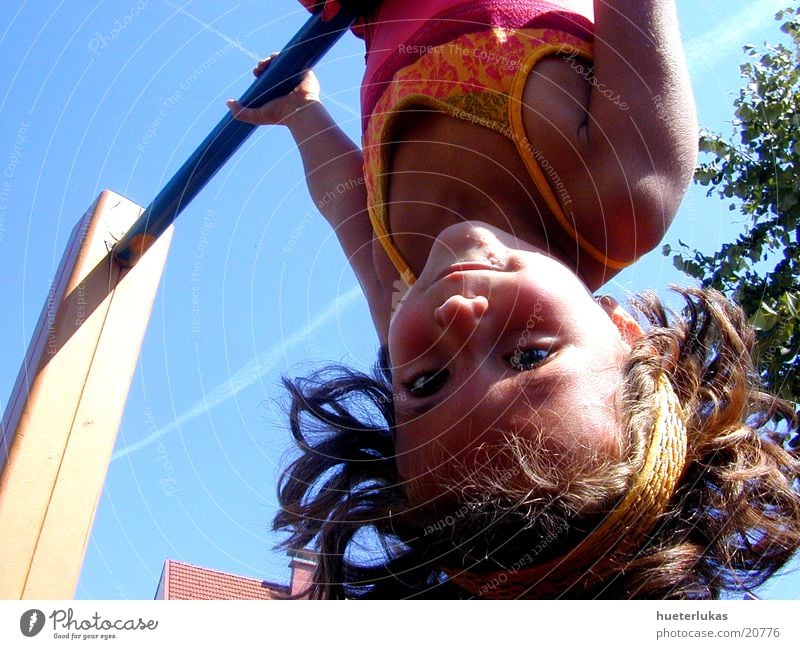 die welt steht Kopf Kind Spielen Spielplatz verkehrt gefährlich Blauer Himmel Freude happy Geschwindigkeit