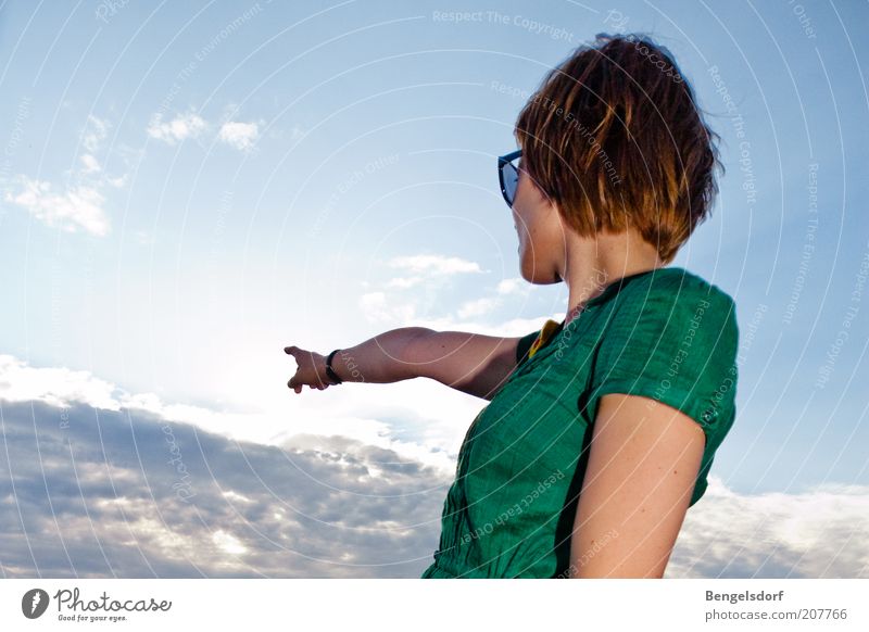 directions schön Sommer Erfolg Mensch Junge Frau Jugendliche Hand Finger 1 Himmel Wolken Schönes Wetter Sonnenbrille Haare & Frisuren Zukunft Orientierung