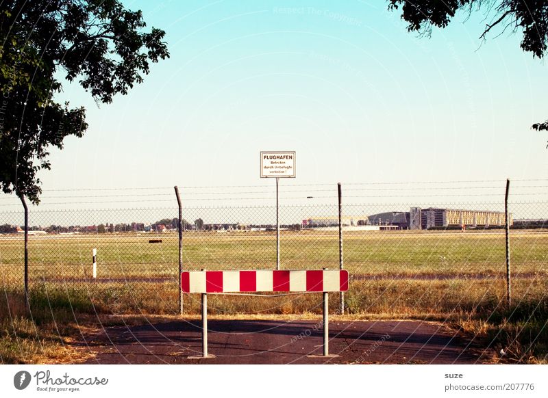 Ab hier fliegen Güterverkehr & Logistik Dienstleistungsgewerbe Umwelt Natur Landschaft Sommer Schönes Wetter Stadtrand Flughafen Straße Wege & Pfade