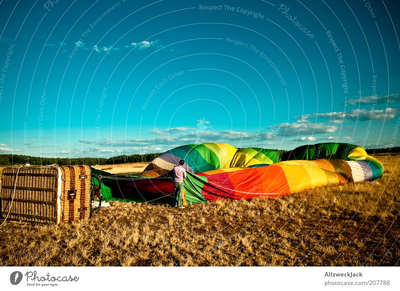 startvorbereitungen Ballonfahrt Ballonkorb maskulin 1 Mensch Schönes Wetter Feld Ballone Abenteuer einrichten blasen Farbfoto mehrfarbig Außenaufnahme Tag