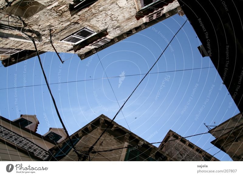 himmelsloch in šibenik Himmel Wolkenloser Himmel Wetter Schönes Wetter Kroatien Europa Balkan Stadt Haus Gebäude Architektur Mauer Wand Fenster blau grau Kabel