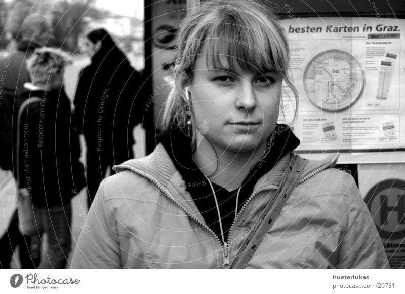 listen to music Porträt Straßenbahn MP3-Player Musik feminin blond Frau Schwarzweißfoto Mensch warten