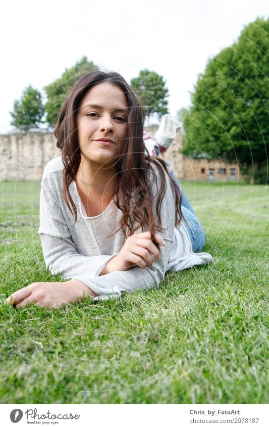 chris_by_fotoart Lifestyle feminin Junge Frau Jugendliche 1 Mensch 18-30 Jahre Erwachsene Schönes Wetter Park Wiese Landkreis Esslingen Burg oder Schloss