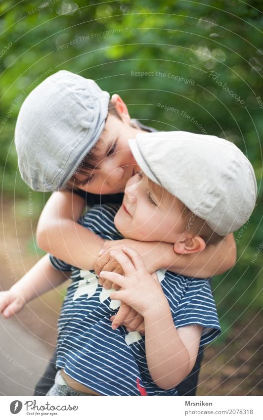 Brüder Freude Glück Spielen Kinderspiel Mensch Kleinkind Junge Geschwister Bruder Familie & Verwandtschaft Kindheit Leben 2 1-3 Jahre 3-8 Jahre Lächeln