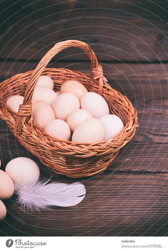 Korb mit rohen Hühnereiern Essen Frühstück Diät Tisch Ostern Holz frisch natürlich oben braun Tradition Hähnchen organisch Ei Bauernhof geschmackvoll Gesundheit