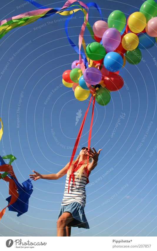 no limit Freude Glück Sommer feminin Jugendliche 18-30 Jahre Erwachsene Tanzen Schönes Wetter Luftballon lachen Spielen träumen frei Fröhlichkeit Unendlichkeit