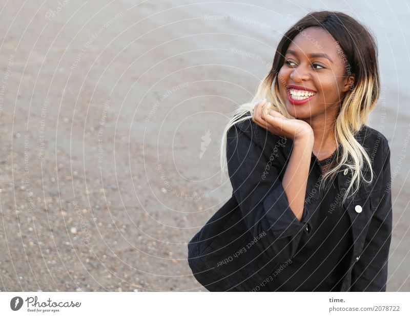 Arabella feminin Frau Erwachsene 1 Mensch Küste Strand Jacke Tasche Haare & Frisuren brünett blond langhaarig beobachten festhalten lachen Blick Freundlichkeit