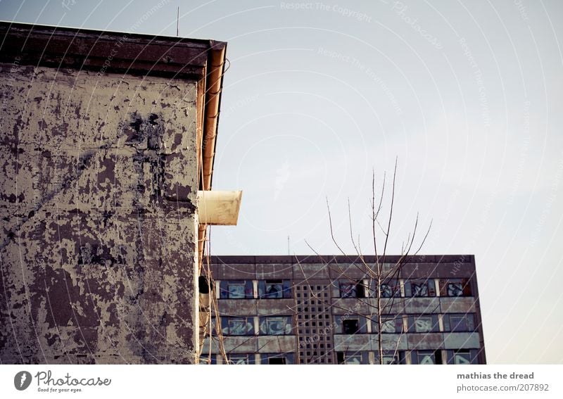 VERFALL Menschenleer Bauwerk Gebäude Architektur Fassade Fenster Zeichen Graffiti alt dunkel eckig kalt trist Farbfoto Gedeckte Farben Außenaufnahme