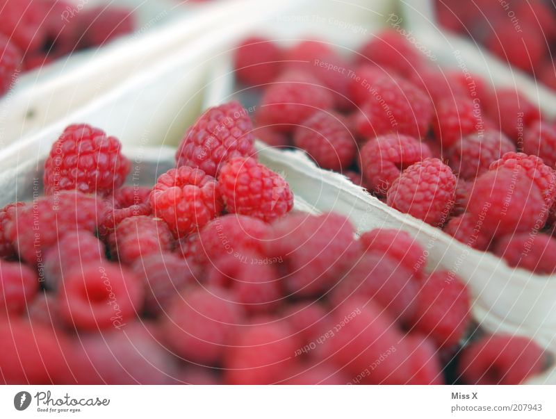 Himbeeren Lebensmittel Frucht Ernährung Bioprodukte Vegetarische Ernährung klein lecker saftig sauer süß Beeren Marktstand Wochenmarkt Farbfoto mehrfarbig