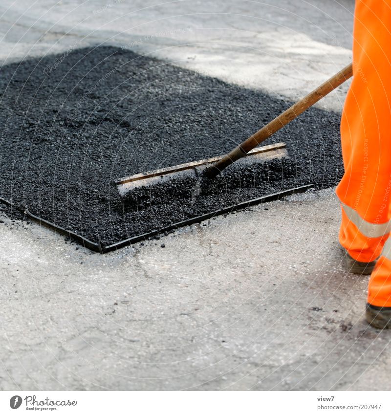 Quadrat im Bau Baustelle Mann Erwachsene Beine Straße Arbeit & Erwerbstätigkeit bauen machen authentisch Ordnung Qualität Teer Asphalt Werkzeug Straßenbelag