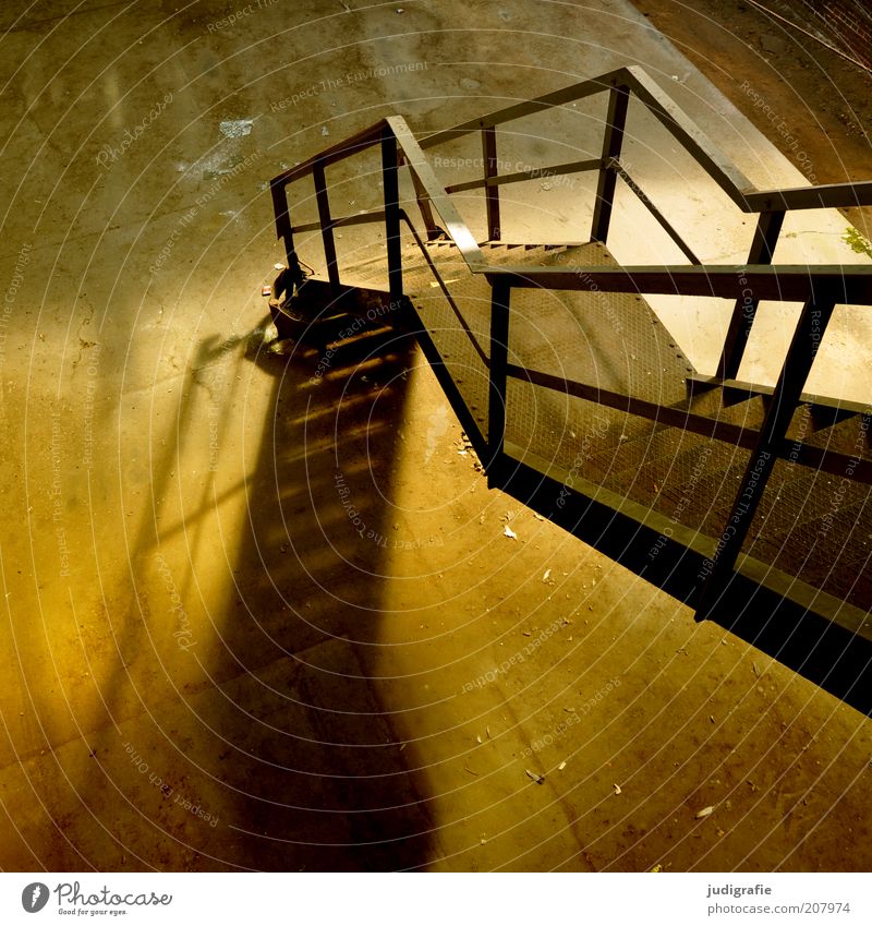 Industrieromantik Menschenleer Haus Bauwerk Gebäude Architektur Treppe dreckig dunkel Stimmung Verfall Vergänglichkeit Wandel & Veränderung Geländer Beton Stahl