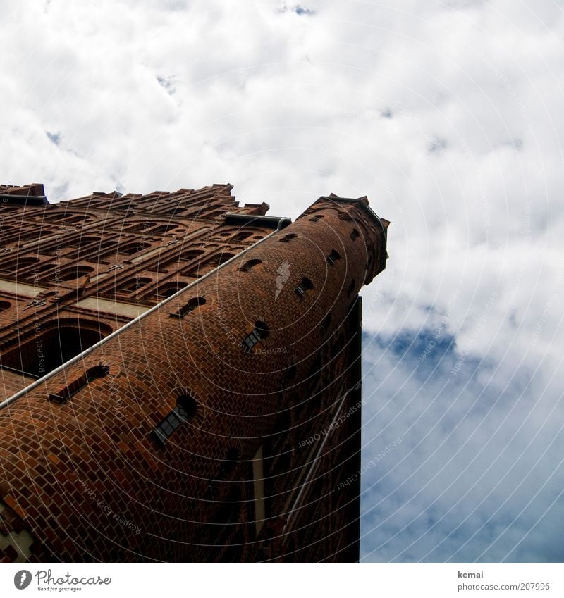 Türmchen Himmel Wolken Sommer Schönes Wetter Stralsund Hafenstadt Haus Fabrik Bauwerk Gebäude Architektur Mauer Wand Fassade Fenster Turm Turmfenster Backstein