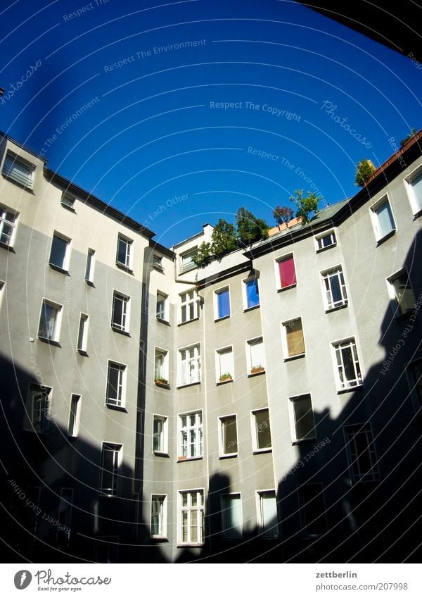 Hinten Stadt Haus Gebäude Architektur Fenster Hinterhof Schatten Innenhof Plattenbau Schöneberg Fensterfront Himmel himmelblau Häusliches Leben Hof geschlossen