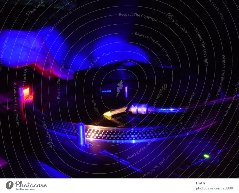 Plattenspieler im Lichtspiel Diskjockey Schallplatte liegen mischen Freizeit & Hobby Musik Aktien Technik & Technologie Plattenteller