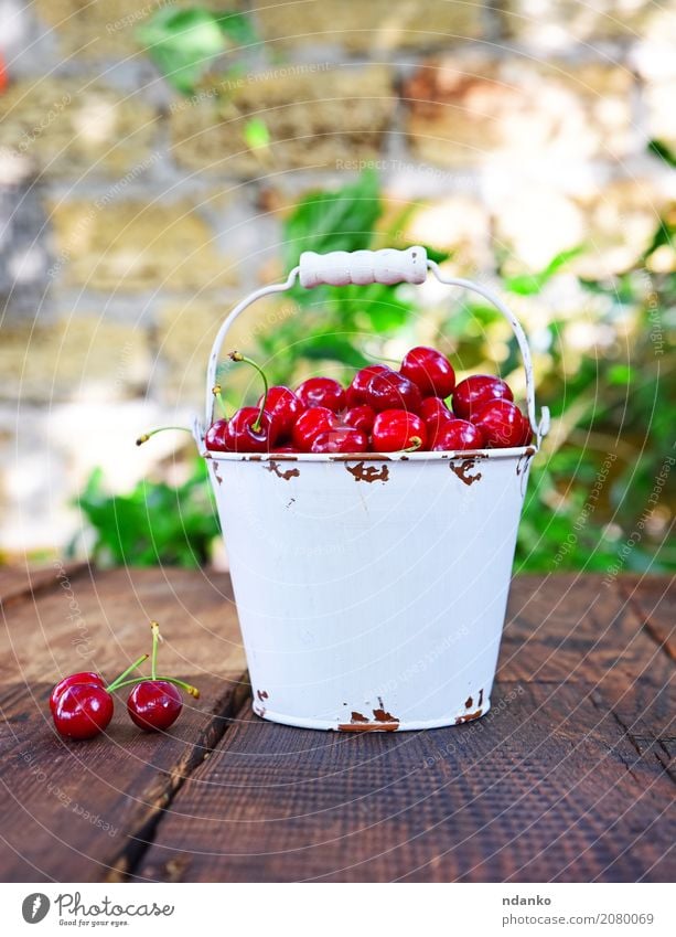 Rote reife Kirsche Frucht Dessert Ernährung Vegetarische Ernährung Diät Saft Schalen & Schüsseln Sommer Garten Tisch Natur Holz Essen frisch hell lecker