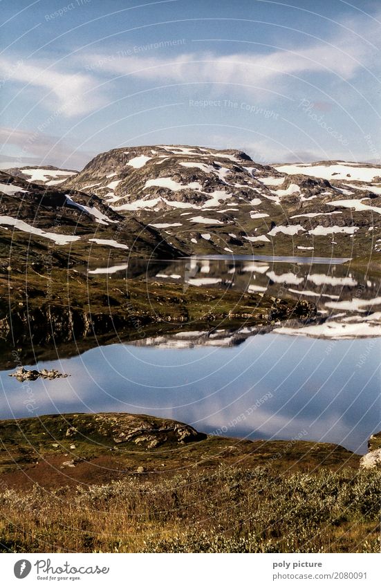 Spiegelung in einem See in Norwegen Wellness harmonisch Erholung ruhig Wellen Winter Schnee Berge u. Gebirge wandern Joggen Umwelt Natur Landschaft Pflanze Erde