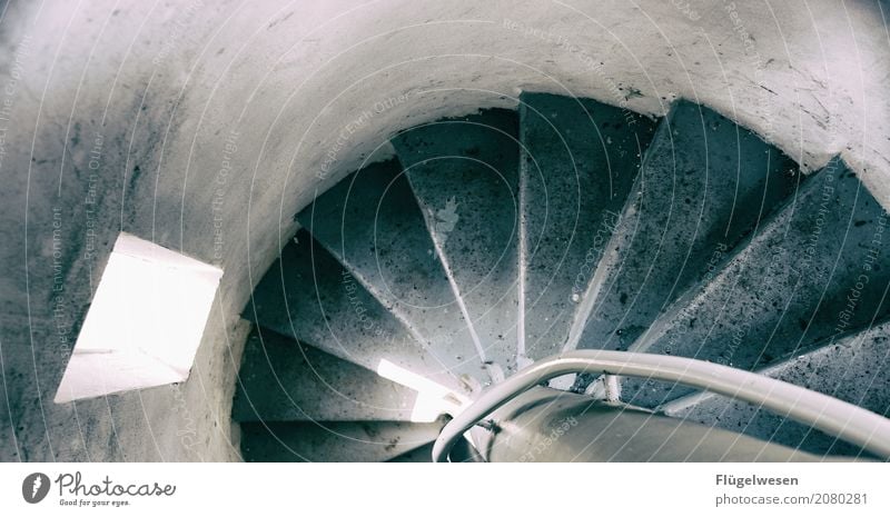 Es geht auch wieder runter Bauwerk Gebäude Architektur Gelassenheit Beton Betonplatte betoniert Betonwand betonieren Betonboden Treppe Treppenhaus