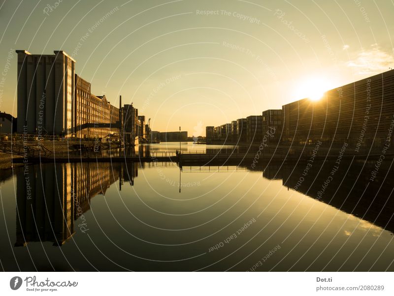 Binnenhafen Duisburg Wasser Sonne Sonnenaufgang Sonnenuntergang Sonnenlicht Deutschland Haus Industrieanlage Hafen Brücke Gebäude Architektur historisch modern