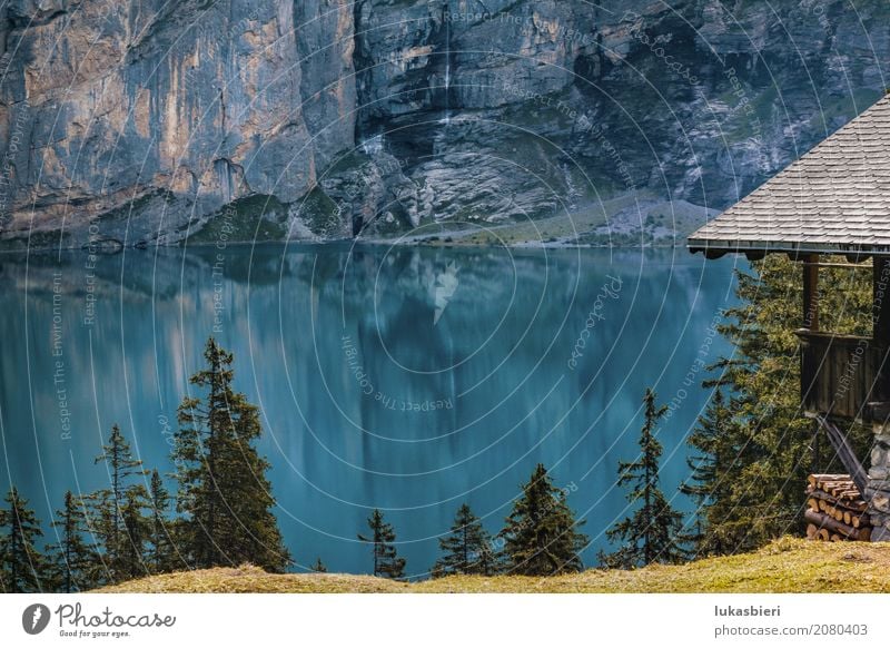 Berghütte am Oeschinensee mit intensiver blauer Spiegelung Umwelt Natur Landschaft Wasser Frühling Sommer Wetter Schönes Wetter Baum Gras Felsen Seeufer