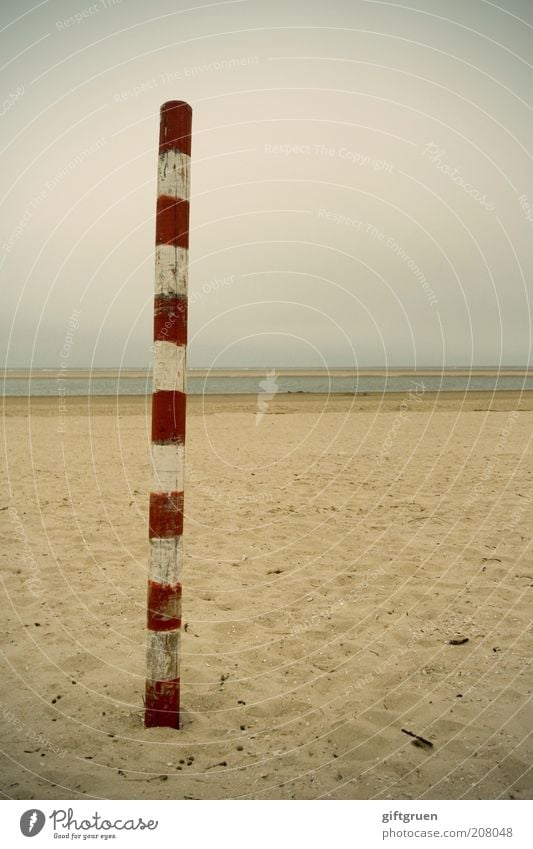 upright Umwelt Natur Landschaft Urelemente Sand Wasser Himmel schlechtes Wetter Küste Strand Nordsee dünn vertikal gestreift Streifen rot weiß Ebbe Gezeiten