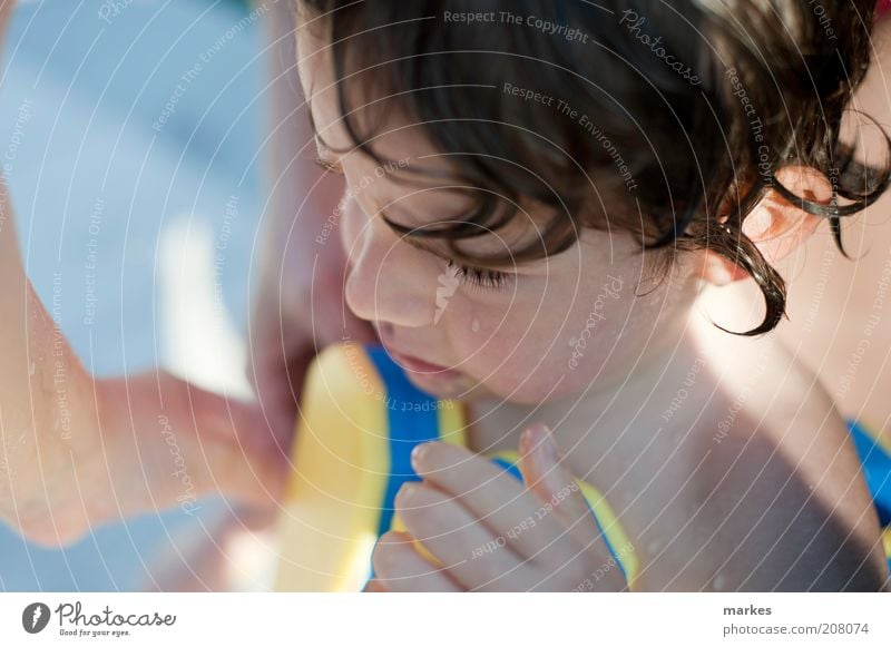 gekühlt und verärgert Mensch Kind Kleinkind Junge 1 3-8 Jahre Kindheit nass niedlich Gefühle kalt blau Ende Farbfoto Außenaufnahme Tag Sonnenlicht