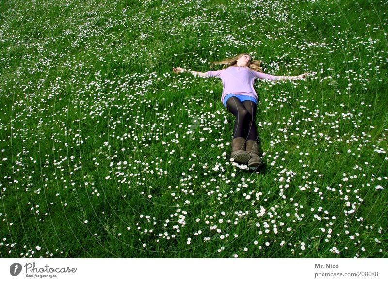 silence Erholung ruhig feminin Junge Frau Jugendliche Umwelt Natur Pflanze Gras Wiese Stiefel blond langhaarig Glück grün rosa Lebensfreude Frühlingsgefühle