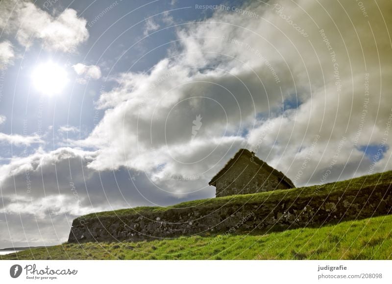 Färöer Umwelt Natur Landschaft Himmel Wolken Sonnenlicht Gras Tórshavn Føroyar Haus Einfamilienhaus Hütte Bauwerk Gebäude Mauer Wand Dach einzigartig natürlich