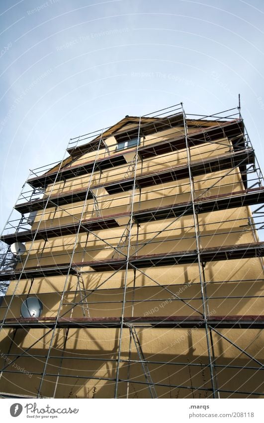 Bauhaus Haus Hausbau Renovieren Baustelle Fassade Baugerüst groß hoch Perspektive Himmel Mehrfamilienhaus Blauer Himmel Farbfoto Außenaufnahme Menschenleer