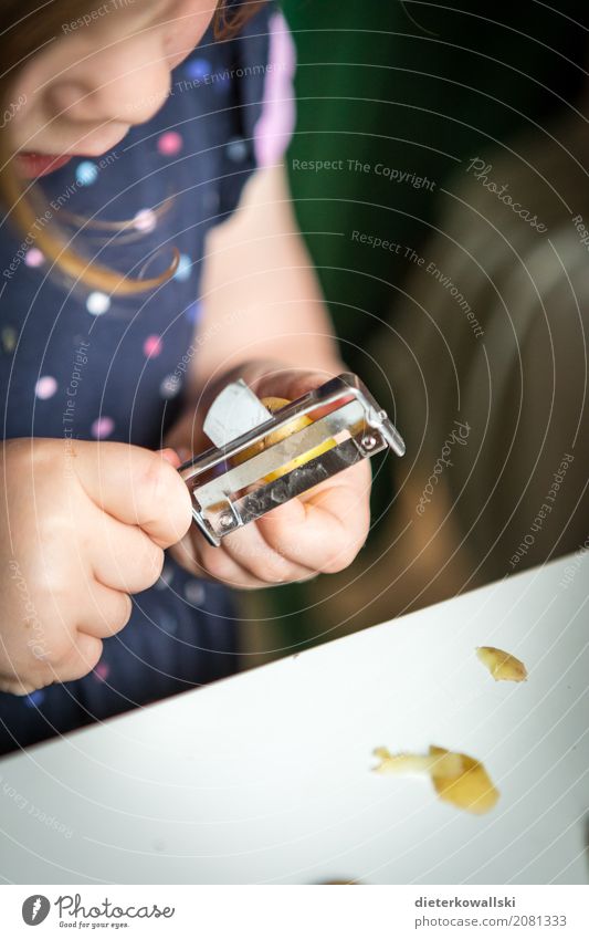 Kochen l Gemüse Kartoffeln Ernährung Essen Mittagessen Spielen Küche Kindererziehung Kindergarten lernen feminin Mädchen Familie & Verwandtschaft Leben