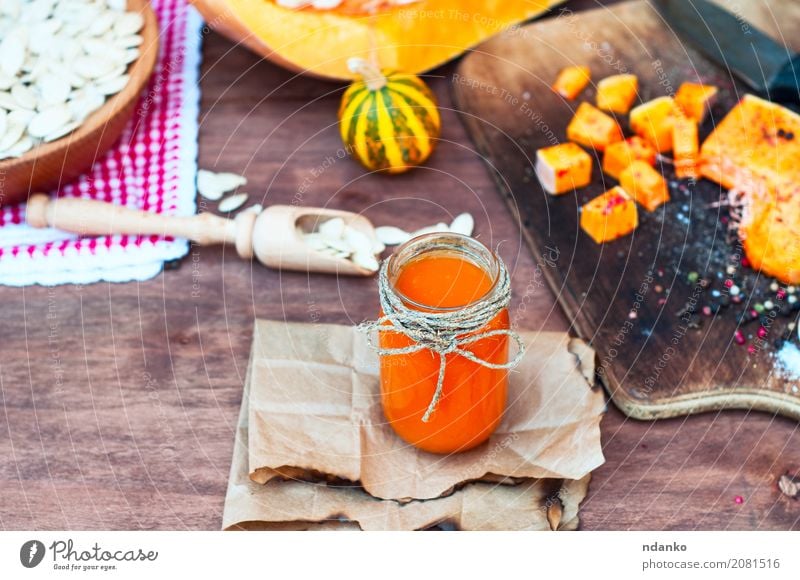 Kürbissaft mit Gewürzen Kräuter & Gewürze Saft Löffel Papier Holz frisch natürlich oben braun weiß Glas nützlich Paprika orange Messer Koch Zutaten altehrwürdig