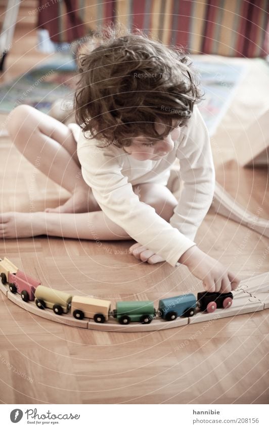 tuut tuut... Spielen Modelleisenbahn Kinderspiel Junge Kindheit 1 Mensch 3-8 Jahre holzeisenbahn Holzspielzeug Locken weiß Parkett Farbfoto Gedeckte Farben