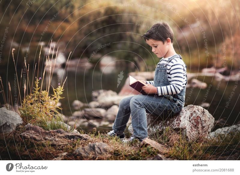 Kindersitzen, ein Buch auf dem Gebiet lesend Lifestyle Freizeit & Hobby Bildung lernen Mensch maskulin Kleinkind Junge Kindheit 1 3-8 Jahre Natur Frühling