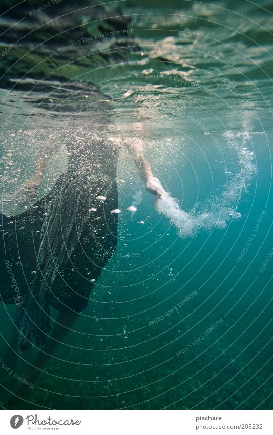 Wasserballett Wellness harmonisch Wohlgefühl feminin Natur See Mode Bewegung tauchen exotisch blau Tracht Trachtenkleid Blase Farbfoto Unterwasseraufnahme